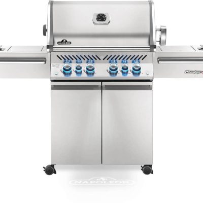 Barbecue Napoléon Prestige PRO 500 en acier inoxydable sur patio, avec grilles WAVEᴹᴰ et zone infrarouge latérale